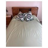 Headboard /Queen Pillotop  Bed