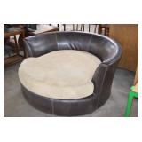 Swivel on Wheels Entertainment Chair