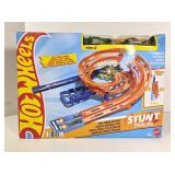 NIB Hotwheels Stunt Track Whip Around Raceway Set