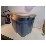 **RUBBERMAID TOTE W/LID