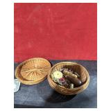 VINT SEWING BASKET & CONTENTS
