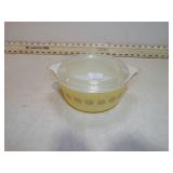 *PYREX 1.5 PT TOWN & COURNTY CASSEROLE W/LID HAS