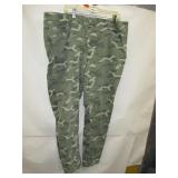 NEW WOMENS TAPERED CAMO JEANS SIZE 22W REG