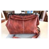 Retro Style Handbag, Kiss Closure & crossbodystrap