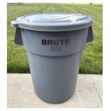 Rubbermaid Brute 44 Gallon Trash Can w/ Lid