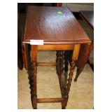 Oak drop leaf tableExtends to 35 in x 24 in x