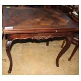 Small dark oak tableBowed legs,inlaid lattice.