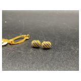 Pair of 14kt gold studs 1.3gtw