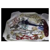 Tray costume jewelry incl lion necklace