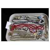 Tray costume jewelry incl necklaces