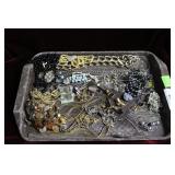 Tray costume jewelry incl black pearl &