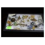 Display box with pins incl frogs