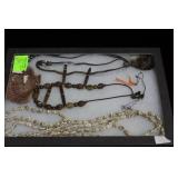 Tray costume jewelry incl shell