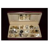 Jewelry box with costume jewelry incl rings, pins