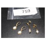 Two pairs of 14kt gold & opal earrings  4.2gtw