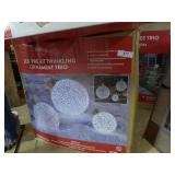 Ornament trioIndoor or outdoor use,w/ stakes