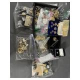 Tray unsorted vintage costume jewelry - earrings,