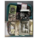 Tray costume jewelry: jaguar necklace, Anne