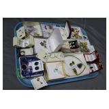 Tray costume jewelry: red box rings, floral