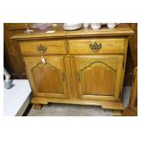 Thomasville 2 drawer server Light oak, 2 door