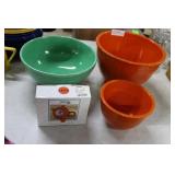 3pc Fiestaware style mixing bowl & Teapot clock