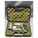Smith & Wesson 40s&w pistol with 3 magazines Seria