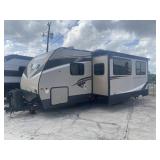2017 Winnebago Untralite with slide out 26RBSS29
