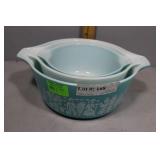 Three Graduating Pyrex Mixing Bowls in Blue and Wh