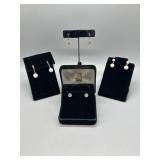 Four pairs of earrings with 14kt embezzlements