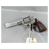 Smith & Wesson Model 686 .357mag revolver with woo