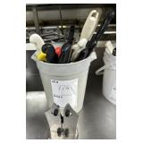 Plastic stock pot with 16 knives, sharpener by Mon