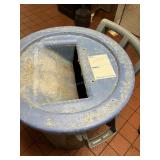 Rubbermaid trash can w ecolab lid