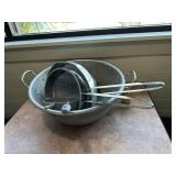 Straining cauldron, 2 funnel strainers & plastic s