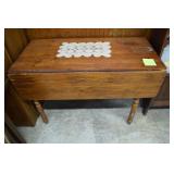 Southern drop-leaf table in pine