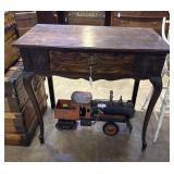 Single-drawer writing desk with modified cabriole