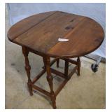Oval side table in pine with swinging supports