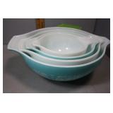 Four pc Pyrex graduating mixing bowls in blue farm