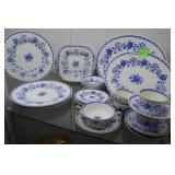 Minton Hardwick Hall luncheon set plus serving pla