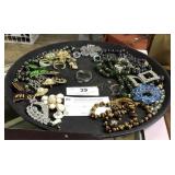 Tray lot costume jewelry, brooches, necklaces,