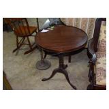 Mahogany gallery top pedestal table
