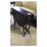 Drop leaf table on wheels