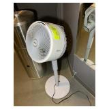 SHARK FLEX BREEZE PEDESTAL FAN. LOT LOCATED IN RAL