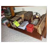 GROUP OF ASSORTED BASKETS AND SMALL STORAGE BOXES