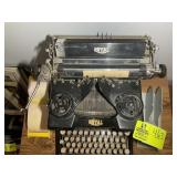 ROYAL VINTAGE TYPEWRITER