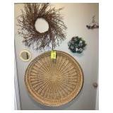 DECORATIVE ITEMS ON WALL, MIRROR, BASKET, ETC