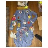 BOX OF VINTAGE GIRL SCOUT ITEMS, PATCHES