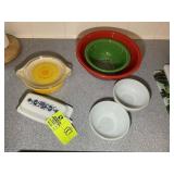GROUP OF PYREX BOWLS AND TWO ANCHOR HOCKING BOWLS