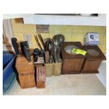 GROUP OF KNIFE BLOCKS AND ASSORTED KITCHEN UTENSIL