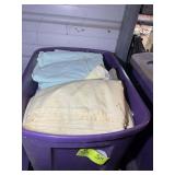 LARGE GROUP OF LINENS