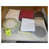 GROUP OF TABLE CLOTHS, PLACEMATS, TABLE CLOTHS, ET